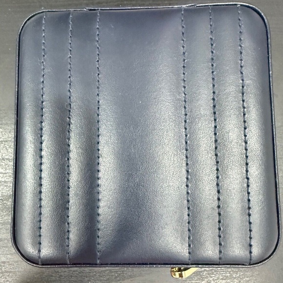 Pre-Owned WOLF Maria Small Navy Leather Travel Jewelry Case with Zip Closure - Picture 6 of 12